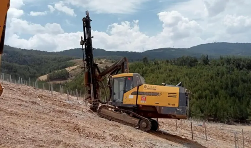 Eğimli arazide temel uygulaması için çalışan saha ekipmanı